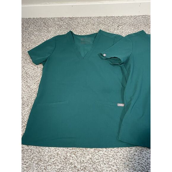 Lot of 2 Figs Technical Collection Women’s Small Short Sleeve V-Neck Shirts - Picture 3 of 9